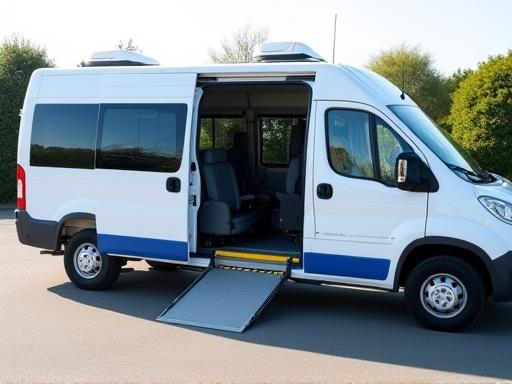 Minibús adaptado con rampa para silla de ruedas